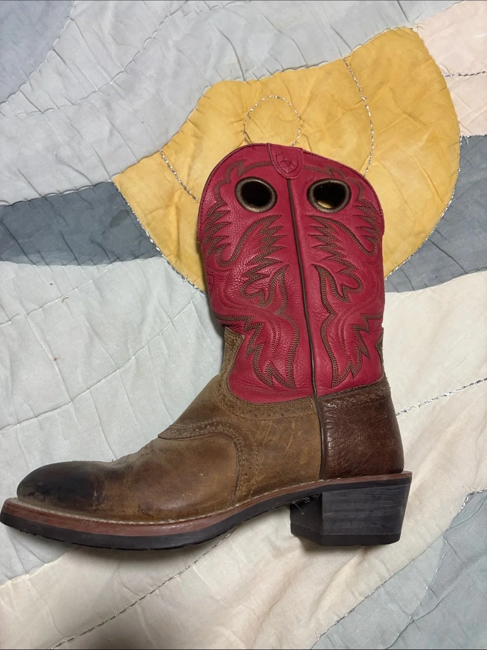 Ariat 8.5 EE Brown leather cowboy boots with red shafts